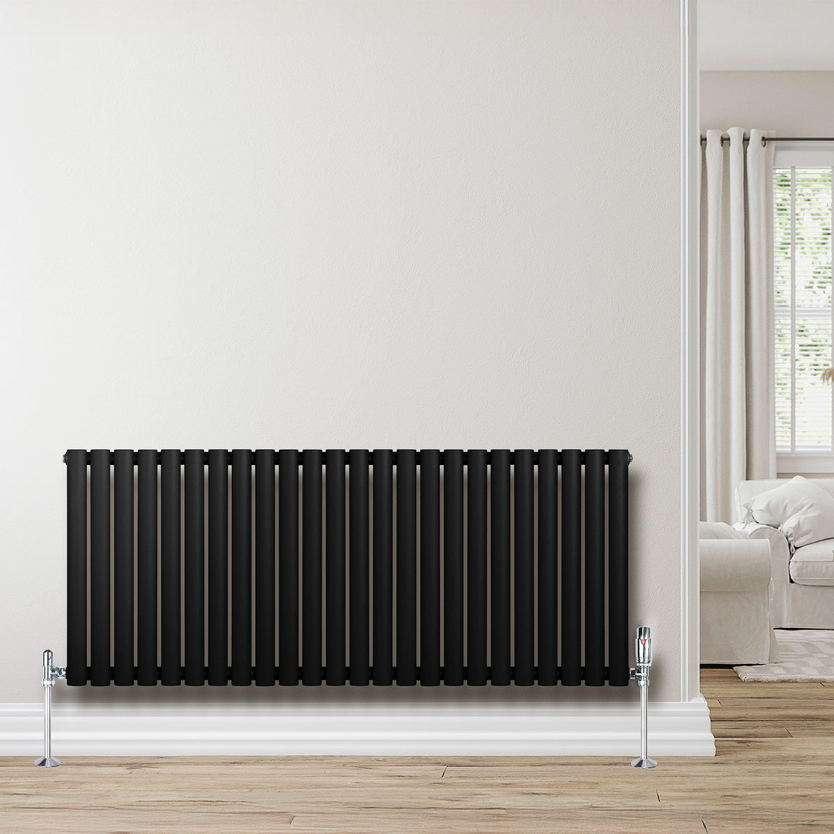 Schwarzer Gliederheizkörper mit TRV Chromventilen, 600mm x 1440mm, elegant und modern, platziert an einer hellen Wand in einem stilvollen Raum