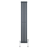 Eleganter anthrazitgrauer Gliederheizkörper mit TRV Chromventilen, schlankes Design, ideal für moderne Wohnräume, Maße 1600mm x 240mm