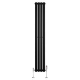 Schlanker schwarzer Gliederheizkörper mit TRV Chromventilen, 1600mm x 240mm, vertikale Lamellenstruktur, modernes Design für effiziente Wärmeabgabe