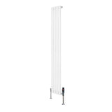 Eleganter weißer Gliederheizkörper mit TRV Chromventilen, 1600mm x 240mm, schlankes Design und glatte Oberfläche für moderne Innenräume