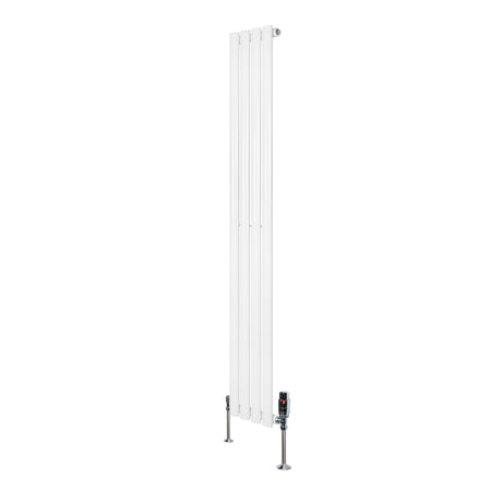 Eleganter weißer Gliederheizkörper mit TRV Chromventilen, 1600mm x 240mm, schlankes Design und glatte Oberfläche für moderne Innenräume