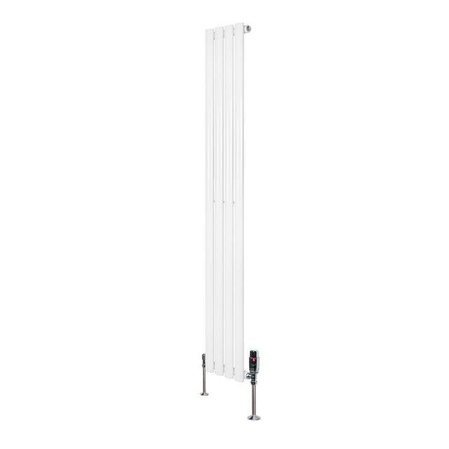 Eleganter weißer Gliederheizkörper mit TRV Chromventilen, 1600mm x 240mm, schlankes Design und glatte Oberfläche für moderne Innenräume