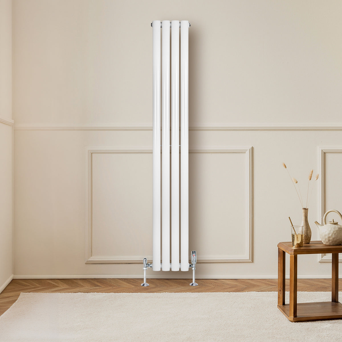 Hochformatierter, weißer Gliederheizkörper mit TRV Chromventilen, elegant an einer hellen Wand montiert, ergänzt durch einen Holzbeistelltisch und Teppich