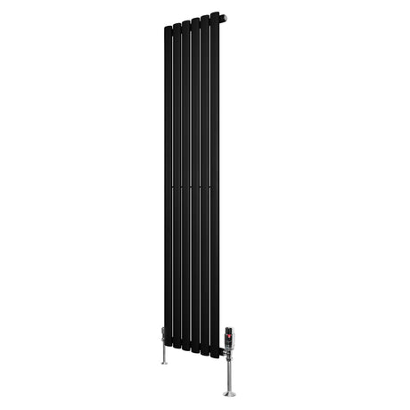 Schwarzer Gliederheizkörper mit TRV Chromventilen, 1600mm x 360mm, vertikale Lamellenstruktur und glänzende Chromdetails für modernes Design