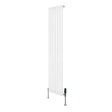 Hochformatiger, weißer Gliederheizkörper mit TRV Chromventilen, 1600mm x 360mm, schlankes Design, glatte Oberfläche und moderne Ästhetik