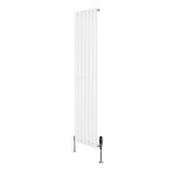 Hochformatiger, weißer Gliederheizkörper mit TRV Chromventilen, 1600mm x 360mm, schlankes Design, glatte Oberfläche und moderne Ästhetik