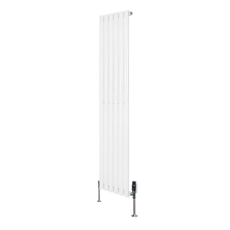 Hochformatiger, weißer Gliederheizkörper mit TRV Chromventilen, 1600mm x 360mm, schlankes Design, glatte Oberfläche und moderne Ästhetik