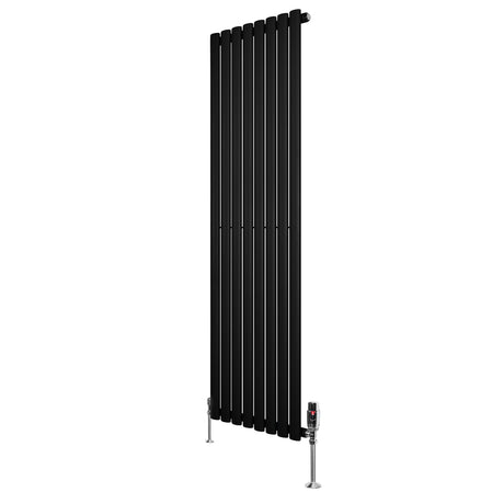 Schwarzer Gliederheizkörper mit TRV Chromventilen, 1600mm x 480mm, schlankes, modernes Design mit vertikalen Lamellen und glänzenden Ventilen