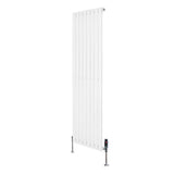 Hochformatiger, weißer Gliederheizkörper mit TRV Chromventilen, 1600mm x 480mm, schlankes Design und glatte Oberfläche für moderne Innenräume