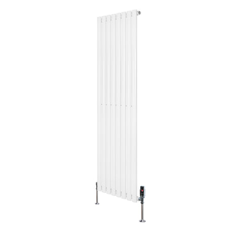 Hochformatiger, weißer Gliederheizkörper mit TRV Chromventilen, 1600mm x 480mm, schlankes Design und glatte Oberfläche für moderne Innenräume