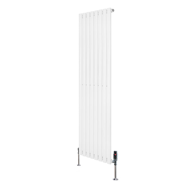 Hochformatiger, weißer Gliederheizkörper mit TRV Chromventilen, 1600mm x 480mm, schlankes Design und glatte Oberfläche für moderne Innenräume