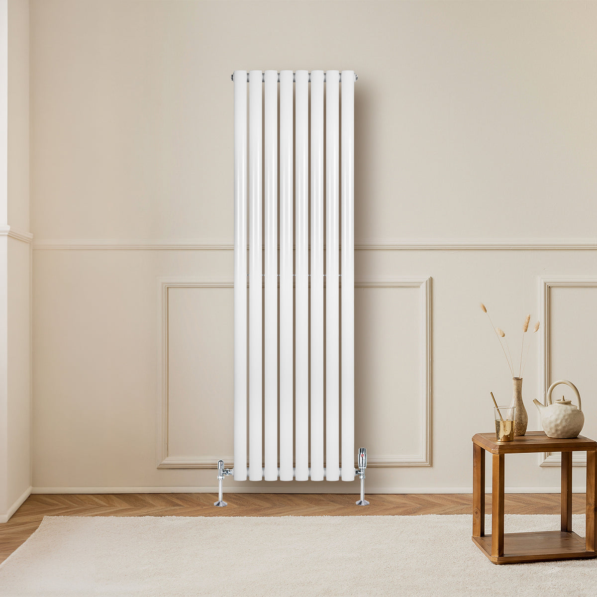 Gliederheizkörper in Weiß mit TRV Chromventilen, 1600mm x 480mm, vertikale Röhren, glatte Oberfläche, modern und elegant in einem stilvollen Raum
