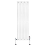 Hochformatiger, weißer Gliederheizkörper mit TRV Chromventilen, 1600mm x 480mm, glänzende Oberfläche und schlankes, modernes Design