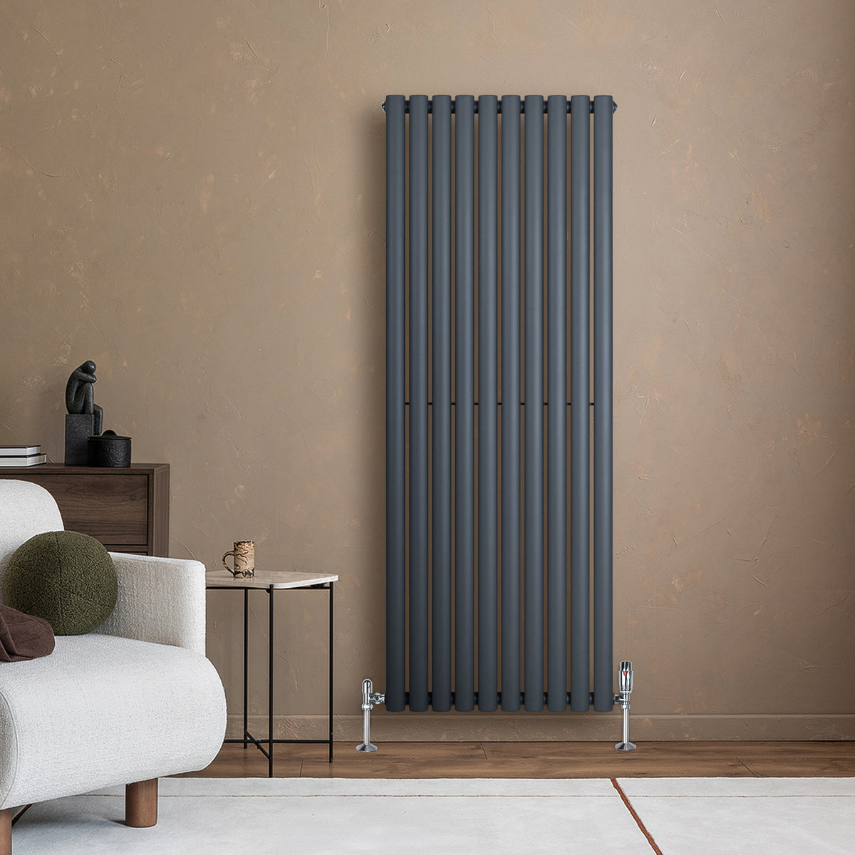 Gliederheizkörper in Anthrazitgrau mit TRV Chromventilen, schlankes Design, vertikale Röhren, ideal für moderne Wohnräume, 1600mm x 600mm