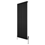 Schwarzer Gliederheizkörper mit TRV Chromventilen, 1600mm x 600mm, vertikale Lamellenstruktur, modernes Design, ideal für stilvolle Innenräume