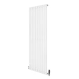 Hochformatiger, weißer Gliederheizkörper mit TRV Chromventilen, 1600mm x 600mm, schlankes Design und glatte Oberfläche für moderne Innenräume