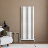Weißer Gliederheizkörper mit TRV Chromventilen, 1600mm x 600mm, an einer Wand in modernem Wohnraum, umgeben von stilvollen Möbeln