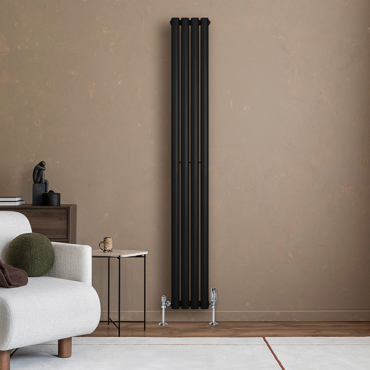 Schlanker schwarzer Gliederheizkörper mit TRV Chromventilen, 1800mm x 240mm, elegant an einer neutralen Wand in modernem Wohnraum montiert