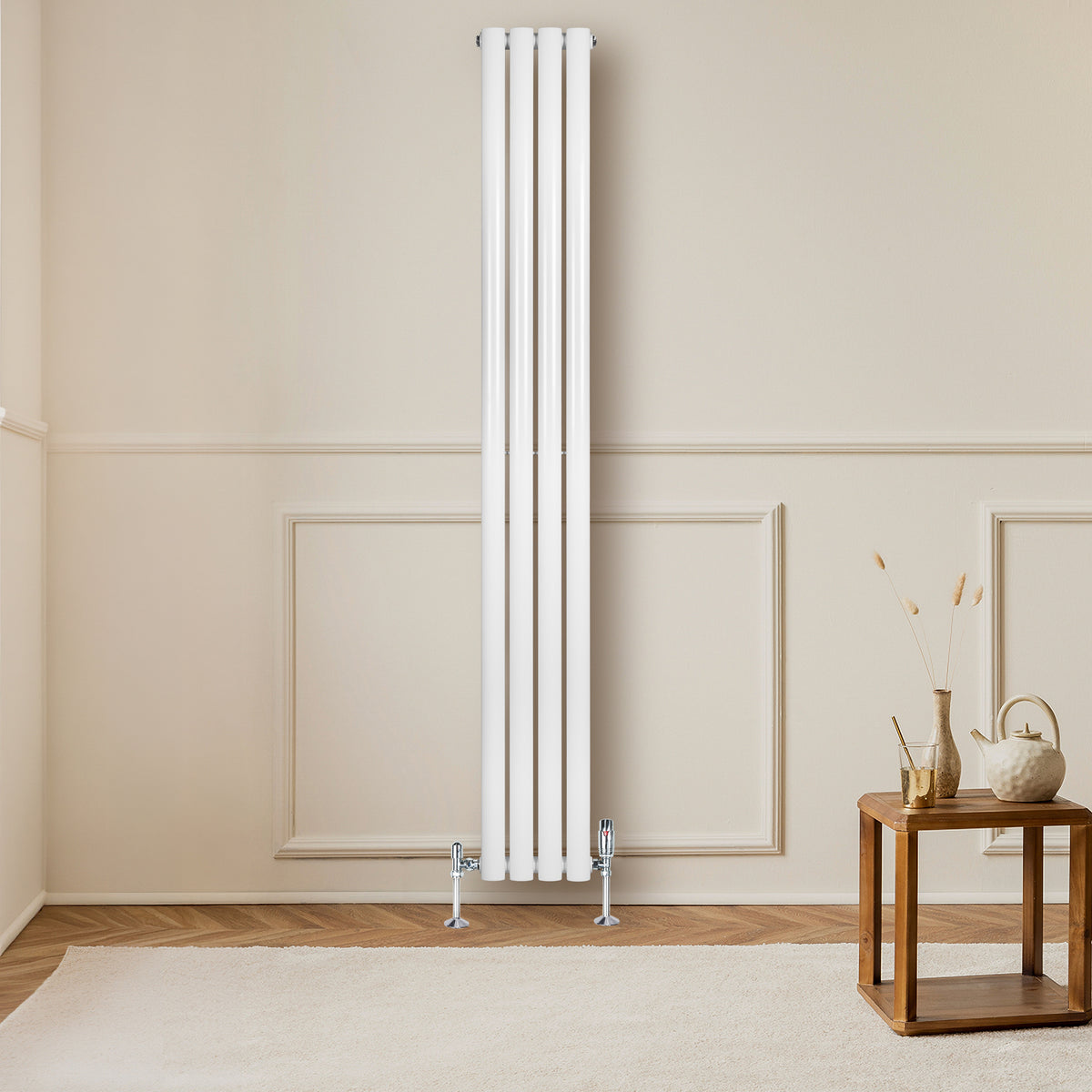 Hochformatiger, weißer Gliederheizkörper mit TRV Chromventilen, elegant an einer hellen Wand montiert, vor einem stilvollen Holztisch und Teppich