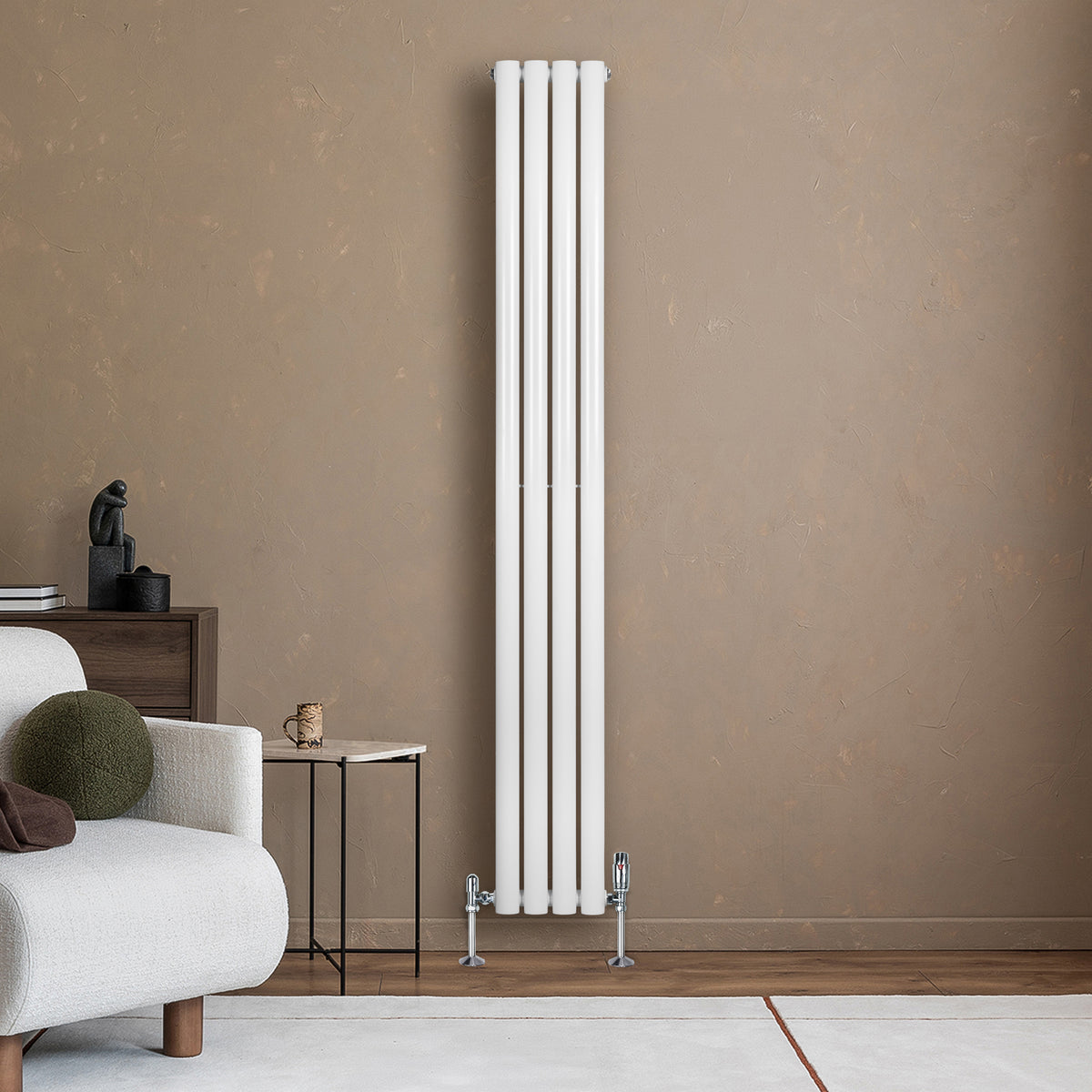 Hochformatiger, weißer Gliederheizkörper mit TRV Chromventilen, elegant an einer braunen Wand montiert, umgeben von modernem Wohnambiente