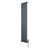 Eleganter Gliederheizkörper in Anthrazitgrau, 1800mm x 360mm, mit glänzenden Chromventilen, schlankes Design und glatte Oberflächen für moderne Innenräume