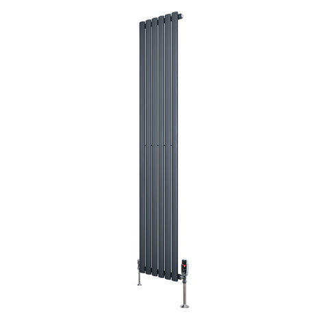 Eleganter Gliederheizkörper in Anthrazitgrau, 1800mm x 360mm, mit glänzenden Chromventilen, schlankes Design und glatte Oberflächen für moderne Innenräume