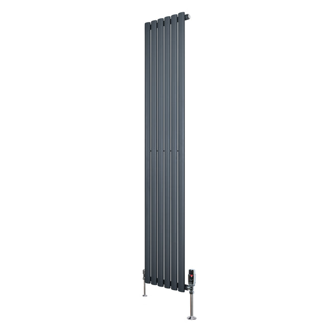 Eleganter Gliederheizkörper in Anthrazitgrau, 1800mm x 360mm, mit glänzenden Chromventilen, schlankes Design und glatte Oberflächen für moderne Innenräume