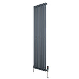 Gliederheizkörper in Anthrazitgrau mit TRV Chromventilen, 1800mm hoch und 480mm breit, vertikale Lamellenstruktur und moderne, elegante Form