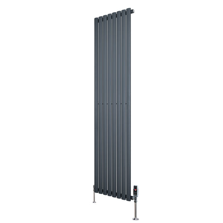 Gliederheizkörper in Anthrazitgrau mit TRV Chromventilen, 1800mm hoch und 480mm breit, vertikale Lamellenstruktur und moderne, elegante Form