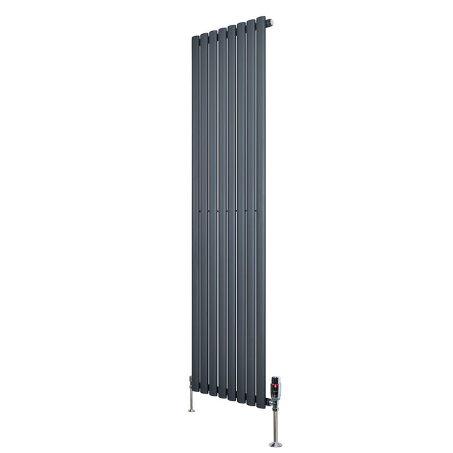 Gliederheizkörper in Anthrazitgrau mit TRV Chromventilen, 1800mm hoch und 480mm breit, vertikale Lamellenstruktur und moderne, elegante Form
