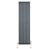 Anthrazitgrauer Gliederheizkörper mit TRV Chromventilen, 1800mm hoch und 480mm breit, vertikale Lamellenstruktur und glänzende Oberflächen