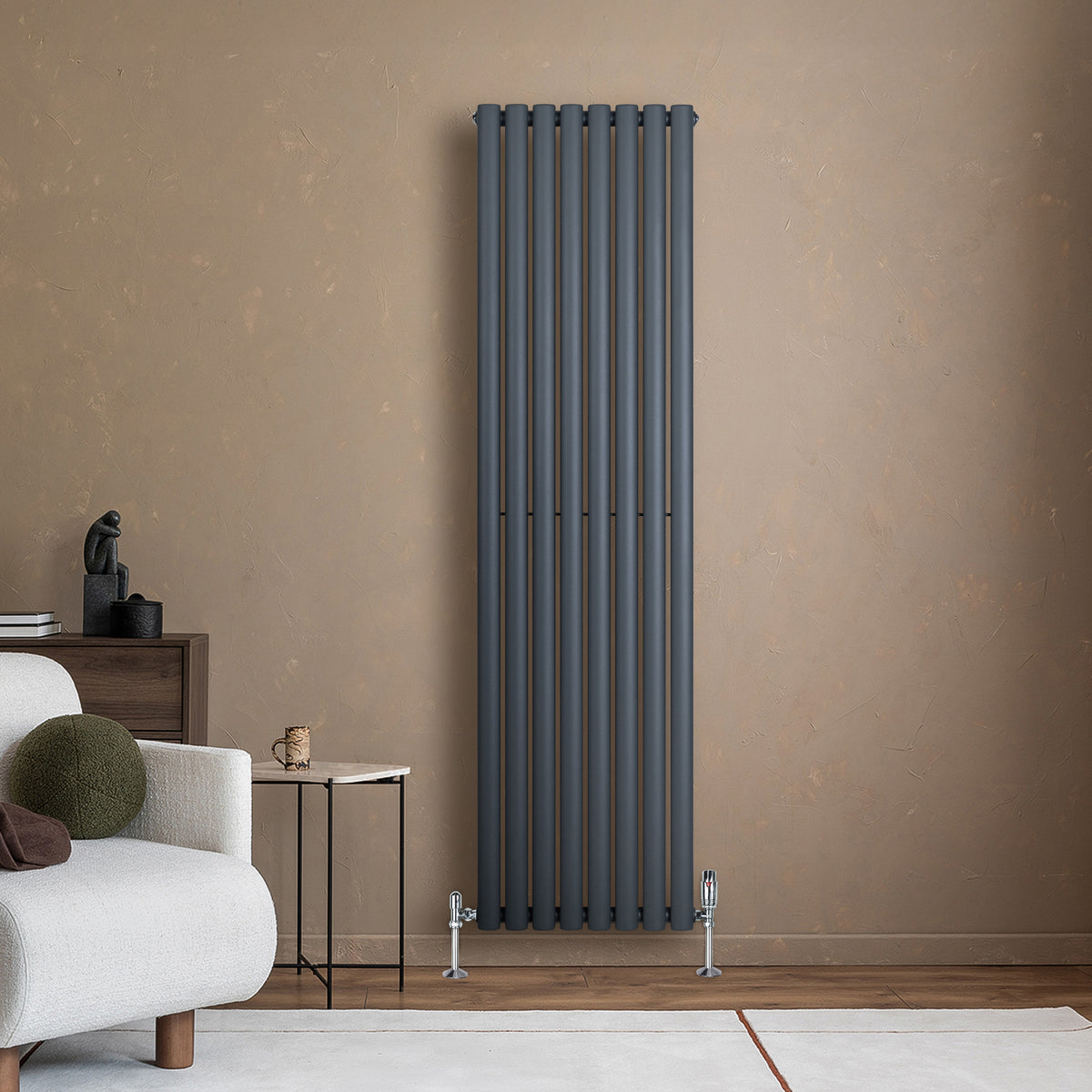 Anthrazitgrauer Gliederheizkörper mit TRV Chromventilen, 1800mm x 480mm, an einer modernen Wand, umgeben von einem stilvollen Wohnzimmermöbel