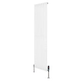 Hochformatiger, weißer Gliederheizkörper mit TRV Chromventilen, 1800mm x 480mm, schlankes Design, glatte Oberfläche und moderne Ästhetik