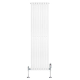 Hochformatiger, weißer Gliederheizkörper mit TRV Chromventilen, 1800mm x 480mm, glatte Oberfläche und moderne, schlanke Linienführung