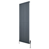 Gliederheizkörper in Anthrazitgrau mit TRV Chromventilen, 1800mm x 600mm, vertikale Lamellenstruktur und moderne, elegante Form
