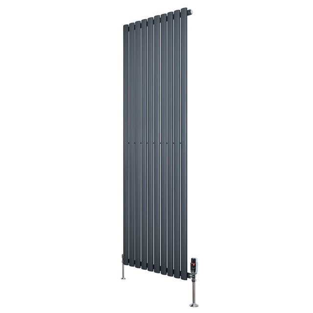 Gliederheizkörper in Anthrazitgrau mit TRV Chromventilen, 1800mm x 600mm, vertikale Lamellenstruktur und moderne, elegante Form