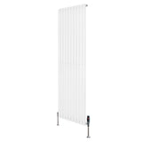 Hochformatiger, weißer Gliederheizkörper mit TRV Chromventilen, 1800mm x 600mm, glatte Oberfläche und moderne, schlanke Linienführung