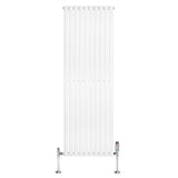 Hochformatiger, weißer Gliederheizkörper mit TRV Chromventilen, 1800mm x 600mm, vertikale Lamellenstruktur und glänzender Oberfläche