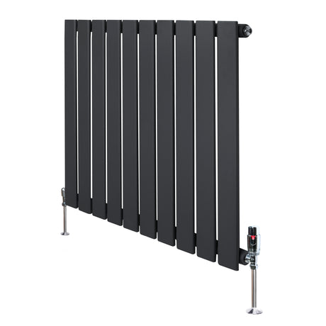 Flachheizkörper in Anthrazitgrau, 600mm x 700mm, mit schlanken, vertikalen Lamellen und modernen Ventilen, ideal für stilvolle Heizlösungen