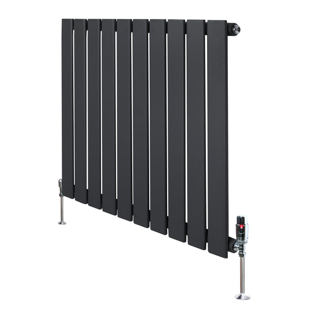 Flachheizkörper in Anthrazitgrau, 600mm x 700mm, mit schlanken, vertikalen Lamellen und modernen Ventilen, ideal für stilvolle Heizlösungen