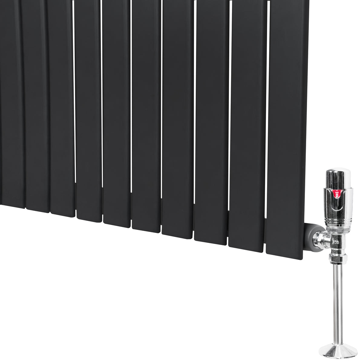 Flachheizkörper in anthrazitgrau, 600mm x 700mm, mit vertikalen Lamellen und glänzendem Ventil, ideal für moderne Wohnräume