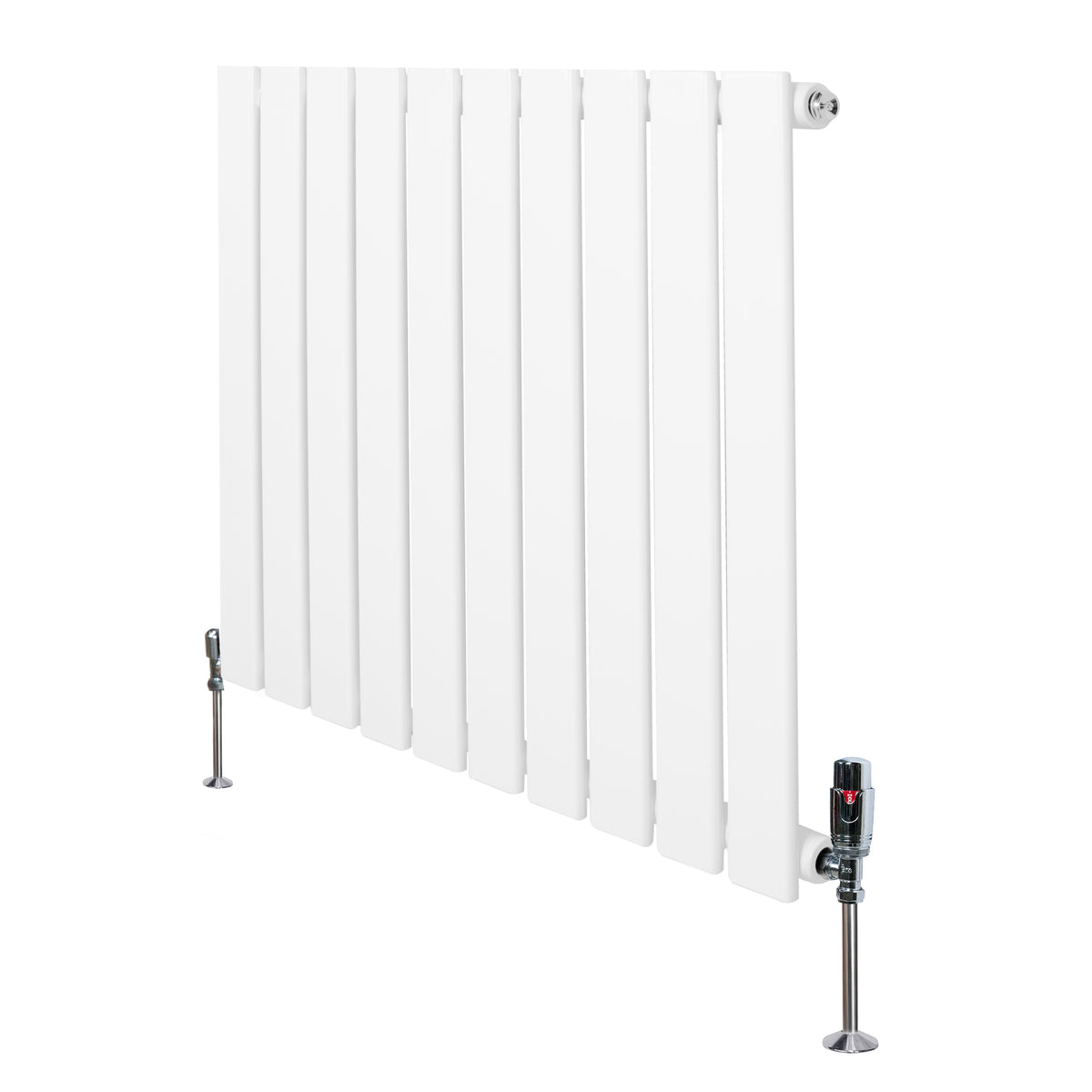 Flachheizkörper in Weiß, 600mm x 700mm, mit glatten, vertikalen Lamellen und modernen Ventilen, ideal für effiziente Raumheizung