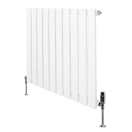 Flachheizkörper in Weiß, 600mm x 700mm, mit glatten, vertikalen Lamellen und modernen Ventilen, ideal für effiziente Raumheizung