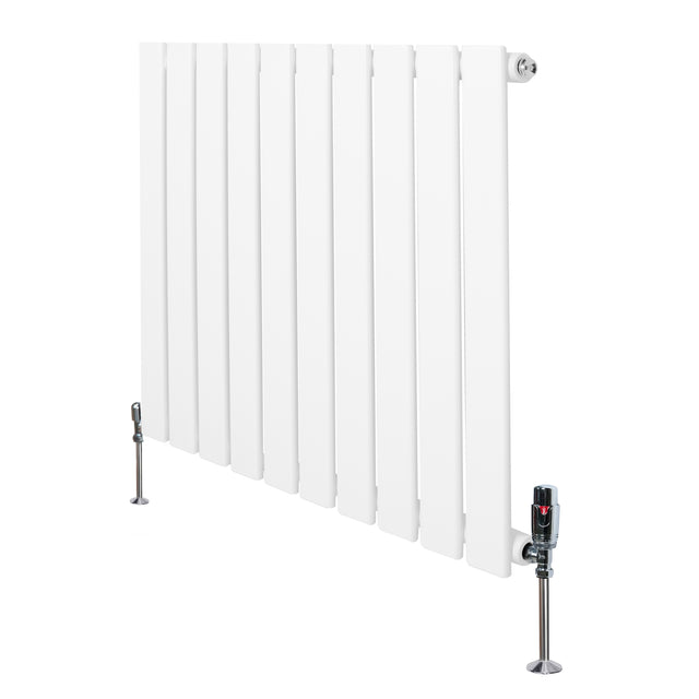Flachheizkörper in Weiß, 600mm x 700mm, mit glatten, vertikalen Lamellen und modernen Ventilen, ideal für effiziente Raumheizung