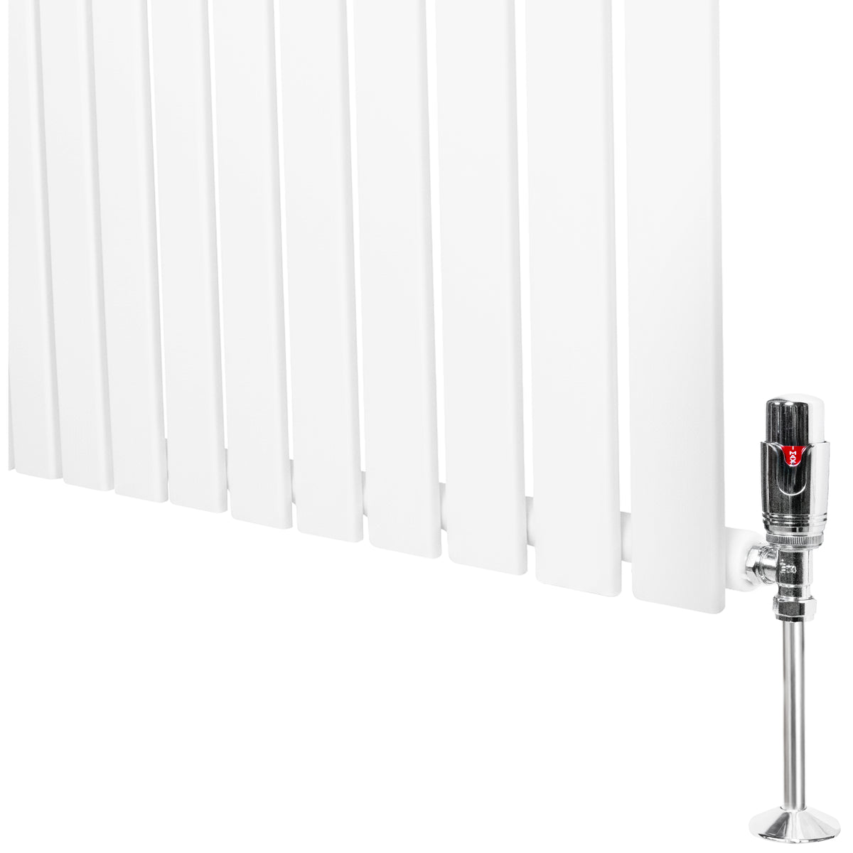 Flachheizkörper in Weiß, 600mm x 700mm, mit glatten, vertikalen Lamellen und einem glänzenden Ventil aus verchromtem Metall