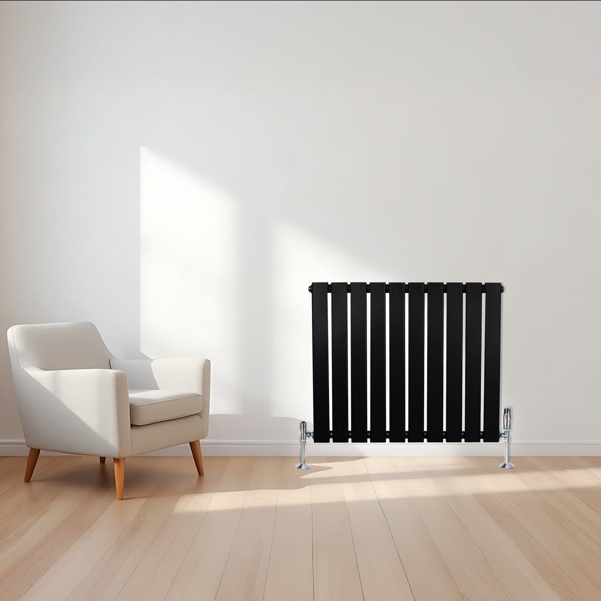 Schwarzer Flachheizkörper mit vertikalen Lamellen, 600mm x 700mm, elegant in einem modernen Raum neben einem weißen Sessel auf hellem Holzboden