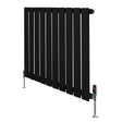 Flachheizkörper in Schwarz, 600mm x 700mm, mit schlanken, vertikalen Lamellen und modernen Ventilen, ideal für stilvolle Heizlösungen