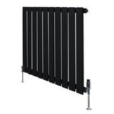 Flachheizkörper in Schwarz, 600mm x 700mm, mit schlanken, vertikalen Lamellen und modernen Ventilen, ideal für stilvolle Heizlösungen