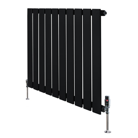 Flachheizkörper in Schwarz, 600mm x 700mm, mit schlanken, vertikalen Lamellen und modernen Ventilen, ideal für stilvolle Heizlösungen