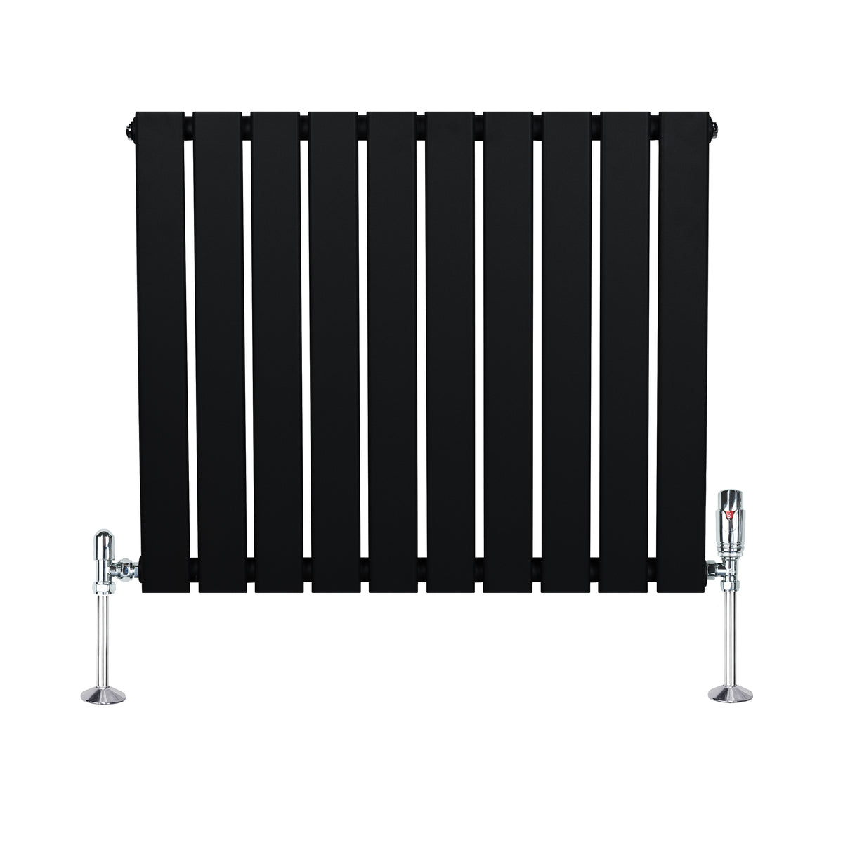 Flachheizkörper in Schwarz, 600mm x 700mm, mit schlanken, vertikalen Lamellen und glänzenden Ventilen, ideal für moderne Wohnräume